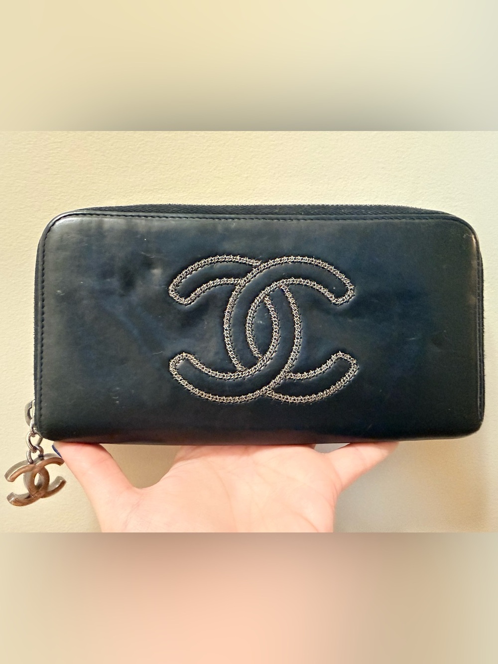 *Rare* Authentic Chanel - Lambskin Zippy Wallet